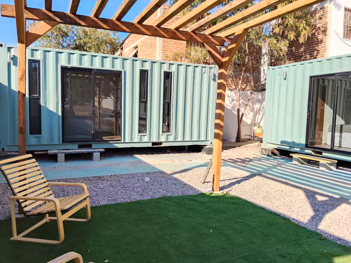 Patio trasero con andador y jardín en Villa Ballena, alojamiento para acompañantes de pacientes en La Paz