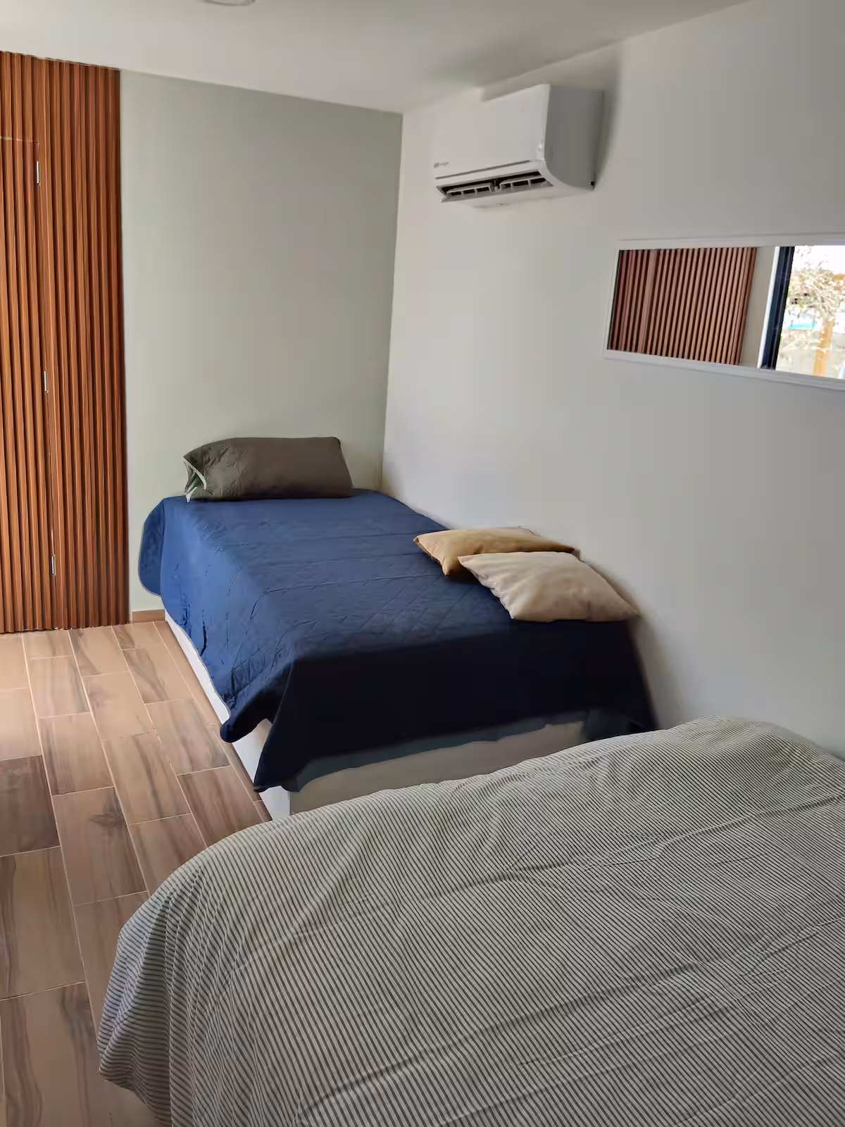Espacio con cama doble y cama individual en Villa Ballena, hospedaje para familiares de pacientes en La Paz, BCS